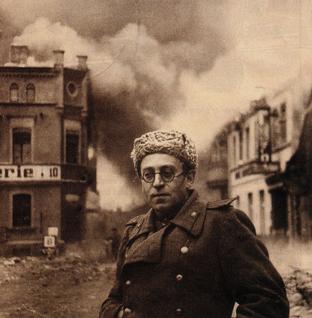 Vassily Grossman (né Iosif Solomonovich Grossman) avec l'Armée Rouge dans la ville de Schwerin, en Allemagne, 1945.