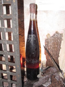 By Marylou Jean (photo), Alchemica (sorting, storing). (Own work) [GFDL (http://www.gnu.org/copyleft/fdl.html) or CC BY 3.0 (http://creativecommons.org/licenses/by/3.0)], via Wikimedia Commons
